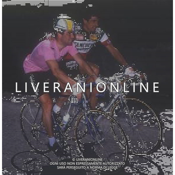 RETROSPETTIVA BERNARD HINAULT CICLISTA NELLA FOTO BERNARD HINAULT CON LA MAGLIA ROSA E FRANCESCO MOSER AG ALDO LIVERANI SAS
