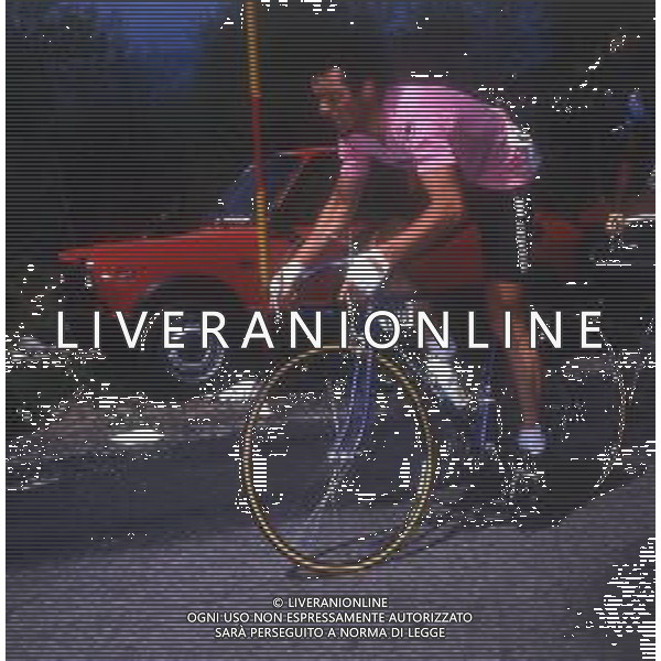 RETROSPETTIVA BERNARD HINAULT CICLISTA NELLA FOTO BERNARD HINAULT CON LA MAGLIA ROSA AG ALDO LIVERANI SAS