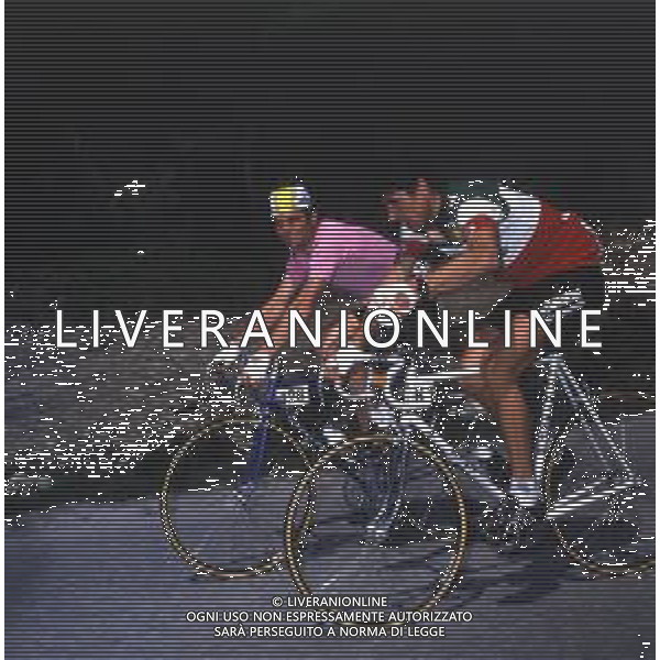 RETROSPETTIVA BERNARD HINAULT CICLISTA NELLA FOTO BERNARD HINAULT CON LA MAGLIA ROSA E FRANCESCO MOSER AG ALDO LIVERANI SAS