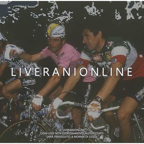 RETROSPETTIVA BERNARD HINAULT CICLISTA NELLA FOTO BERNARD HINAULT CON LA MAGLIA ROSA E FRANCESCO MOSER AG ALDO LIVERANI SAS