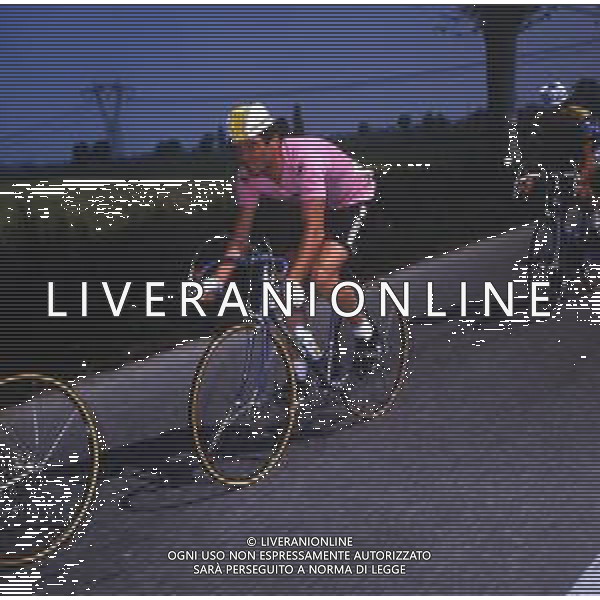 RETROSPETTIVA BERNARD HINAULT CICLISTA NELLA FOTO BERNARD HINAULT CON LA MAGLIA ROSA AG ALDO LIVERANI SAS
