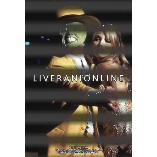 JIM CARREY ATTORE COMICO NELLA FOTO IN UNA SCENA DEL FILM \' THE MASK \' NELL\'ANNO 1994 CON CAMERON DIAZ ARCHIVIO DFP / AGENZIA ALDO LIVERANI SAS