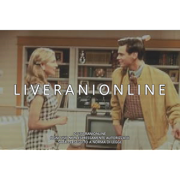 JIM CARREY ATTORE COMICO NELLA FOTO IN UNA SCENA DEL FILM \' THE TRUMAN SHOW \' NELL\'ANNO 1998 CON LAURA LINNEY ARCHIVIO DFP / AGENZIA ALDO LIVERANI SAS