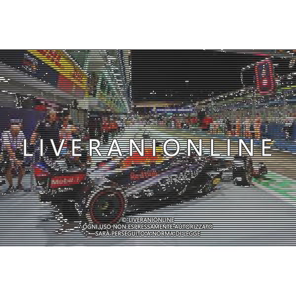 Max Verstappen (NLD) Red Bull Racing RB18 leaves the pits. 30.09.2022. Formula 1 World Championship, Rd 17, Singapore Grand Prix, Marina Bay Street Circuit, Singapore, Practice Day. - www.xpbimages.com, EMail: requests@xpbimages.com © Copyright: Batchelor / XPB Images/AGENZIA ALDO LIVERANI SAS - ITALY ONLY EDITORIAL USE ONLY