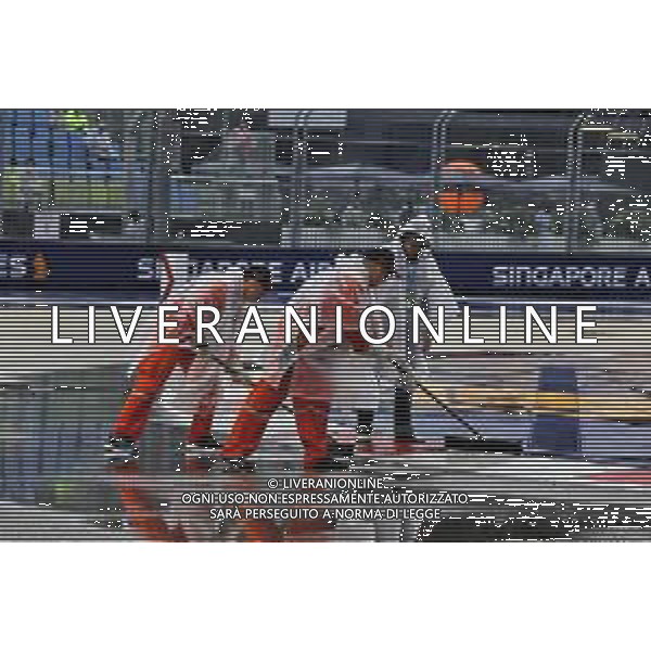 Circuit atmosphere - marshals sweep the circuit of rain water. 01.10.2022. Formula 1 World Championship, Rd 17, Singapore Grand Prix, Marina Bay Street Circuit, Singapore, Qualifying Day. - www.xpbimages.com, EMail: requests@xpbimages.com © Copyright: Moy / XPB Images/AGENZIA ALDO LIVERANI SAS - ITALY ONLY EDITORIAL USE ONLY