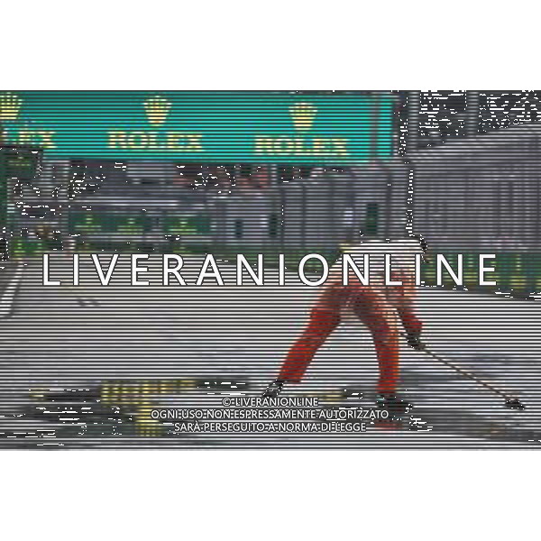 Circuit atmosphere - marshals sweep the circuit. 01.10.2022. Formula 1 World Championship, Rd 17, Singapore Grand Prix, Marina Bay Street Circuit, Singapore, Qualifying Day. - www.xpbimages.com, EMail: requests@xpbimages.com © Copyright: Bearne / XPB Images/AGENZIA ALDO LIVERANI SAS - ITALY ONLY EDITORIAL USE ONLY