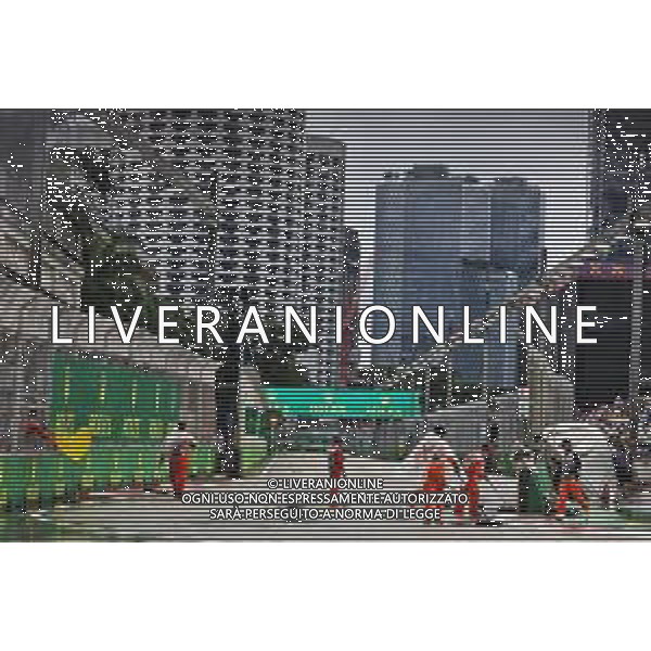 Circuit atmosphere - marshals sweep the circuit. 01.10.2022. Formula 1 World Championship, Rd 17, Singapore Grand Prix, Marina Bay Street Circuit, Singapore, Qualifying Day. - www.xpbimages.com, EMail: requests@xpbimages.com © Copyright: Bearne / XPB Images/AGENZIA ALDO LIVERANI SAS - ITALY ONLY EDITORIAL USE ONLY