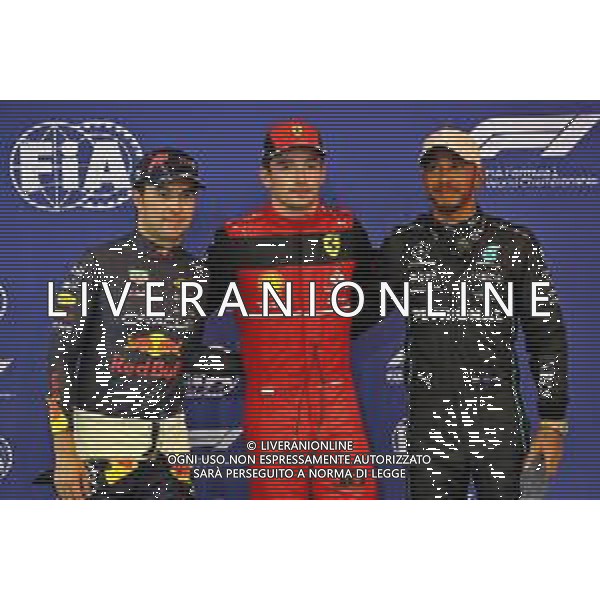 Qualifying top three in parc ferme (L to R): Sergio Perez (MEX) Red Bull Racing, second; Charles Leclerc (MON) Ferrari, pole position; Lewis Hamilton (GBR) Mercedes AMG F1, third. 01.10.2022. Formula 1 World Championship, Rd 17, Singapore Grand Prix, Marina Bay Street Circuit, Singapore, Qualifying Day. - www.xpbimages.com, EMail: requests@xpbimages.com © Copyright: Batchelor / XPB Images/AGENZIA ALDO LIVERANI SAS - ITALY ONLY EDITORIAL USE ONLY