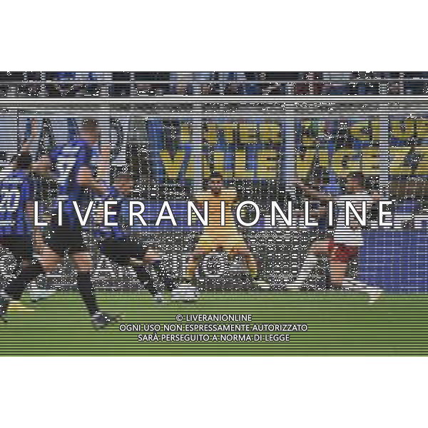 Edin Dzeko (Inter) segna il gol dell\'1 a 0 ma la rete viene annullata per fuorigioco con l\'aiuto del VAR Inter vs Roma Milano 01-10-2022 Stadio Giuseppe Meazza - San Siro Campionato Serie A TIM - 8a giornata foto Roberto Garavaglia/ag. Aldo Liverani sas