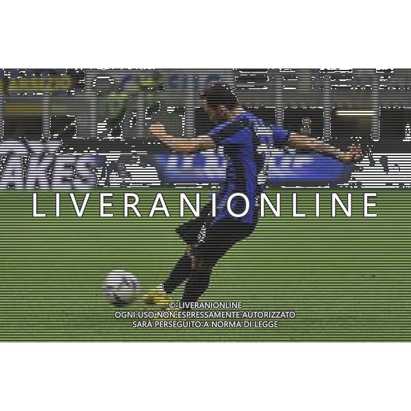 Hakan Calhanoglu (Inter) colpisce la traversa con un tiro su punizione da fuori area Inter vs Roma Milano 01-10-2022 Stadio Giuseppe Meazza - San Siro Campionato Serie A TIM - 8a giornata foto Roberto Garavaglia/ag. Aldo Liverani sas/AGENZIA ALDO LIVERANI SAS
