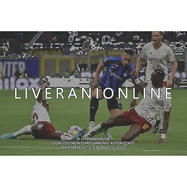 Lautaro Martinez (Inter) chiuso tra Mady Camara (Roma) e Tammy Abraham (Roma) Inter vs Roma Milano 01-10-2022 Stadio Giuseppe Meazza - San Siro Campionato Serie A TIM - 8a giornata foto Roberto Garavaglia/ag. Aldo Liverani sas/AGENZIA ALDO LIVERANI SAS