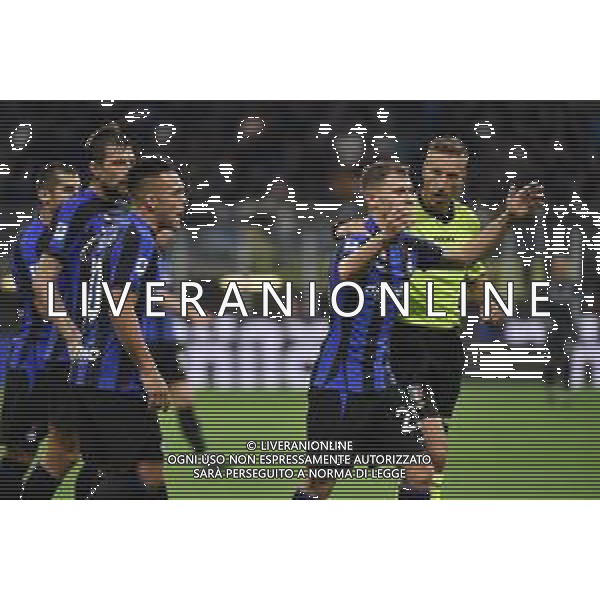 nicolo\' barella proteste Inter con l\'arbitro Davide Massa di Imperia Inter vs Roma Milano 01-10-2022 Stadio Giuseppe Meazza - San Siro Campionato Serie A TIM - 8a giornata foto Roberto Garavaglia/ag. Aldo Liverani sas/AGENZIA ALDO LIVERANI SAS