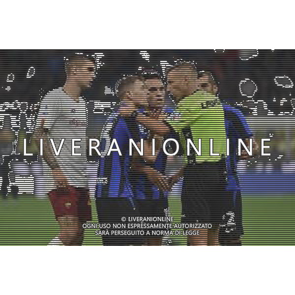 proteste Inter con l\'arbitro Davide Massa di Imperia - nicolo\' barella Inter vs Roma Milano 01-10-2022 Stadio Giuseppe Meazza - San Siro Campionato Serie A TIM - 8a giornata foto Roberto Garavaglia/ag. Aldo Liverani sas/AGENZIA ALDO LIVERANI SAS