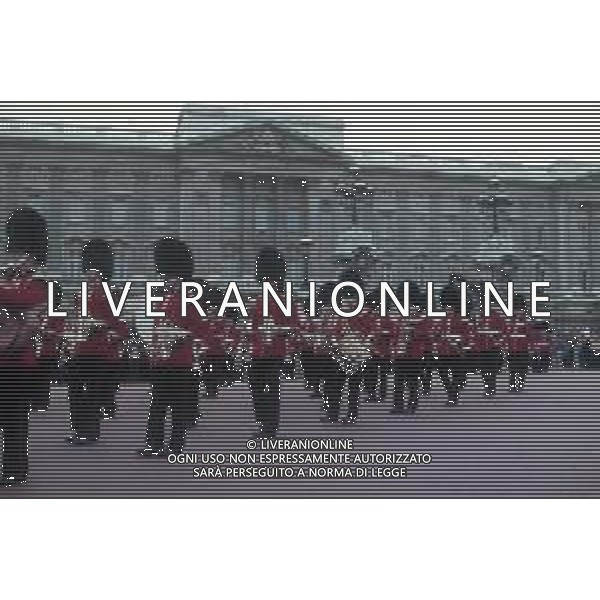1970 LONDRA BUCKINGHAM PALACE PARATA MILITARE FOTO CARLO LORENZINI-AG ALDO LIVERANI SAS