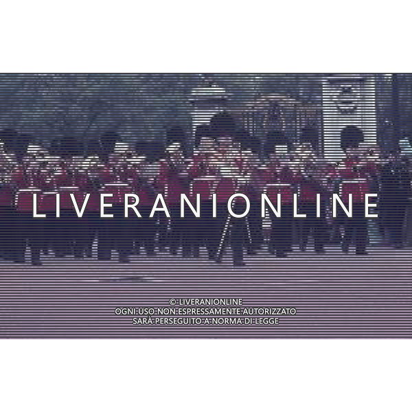 1970 LONDRA BUCKINGHAM PALACE PARATA MILITARE FOTO CARLO LORENZINI-AG ALDO LIVERANI SAS