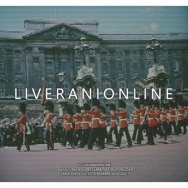 1970 LONDRA BUCKINGHAM PALACE PARATA MILITARE FOTO CARLO LORENZINI-AG ALDO LIVERANI SAS