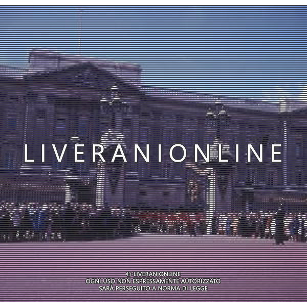 1970 LONDRA BUCKINGHAM PALACE PARATA MILITARE FOTO CARLO LORENZINI-AG ALDO LIVERANI SAS