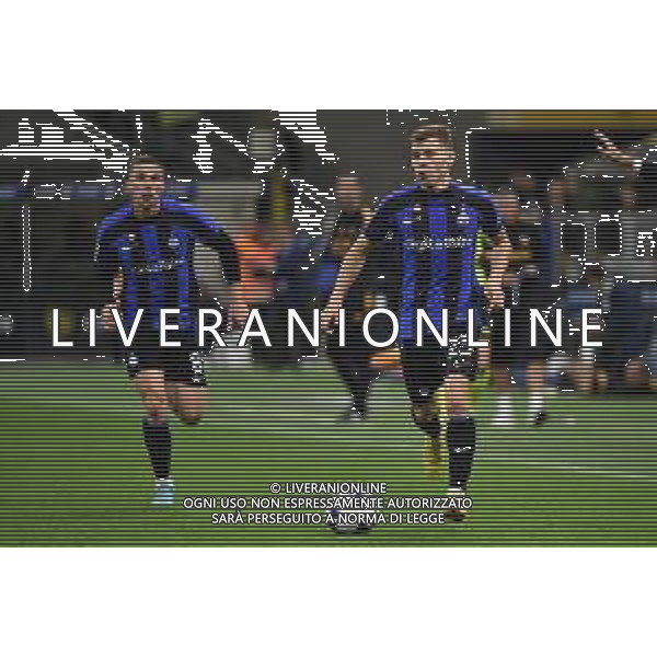 Nicolo\' Barella (Inter) e sulla SX Robin Gosens (Inter) Inter vs Roma Milano 01-10-2022 Stadio Giuseppe Meazza - San Siro Campionato Serie A TIM - 8a giornata foto Roberto Garavaglia/ag. Aldo Liverani sas