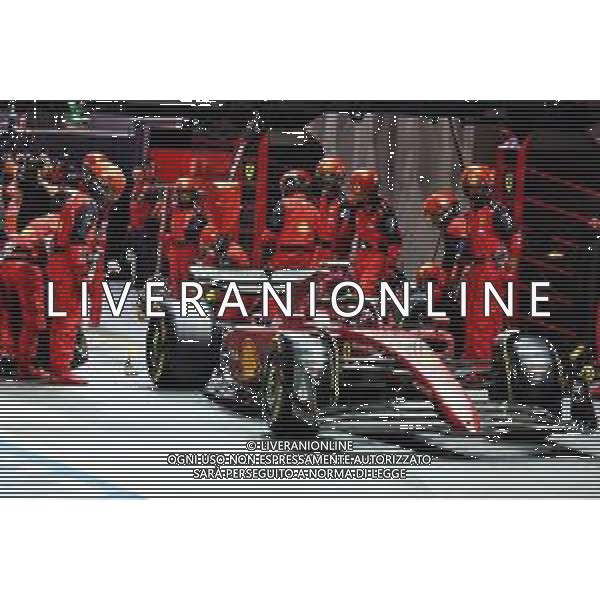Carlos Sainz Jr (ESP) Ferrari F1-75 makes a pit stop. 02.10.2022. Formula 1 World Championship, Rd 17, Singapore Grand Prix, Marina Bay Street Circuit, Singapore, Race Day. - www.xpbimages.com, EMail: requests@xpbimages.com © Copyright: Batchelor / XPB Images/AGENZIA ALDO LIVERANI SAS - ITALY ONLY EDITORIAL USE ONLY