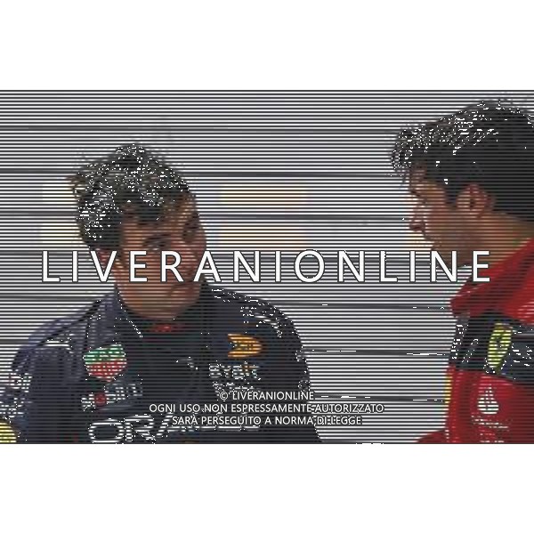 Sergio Perez (MEX), Red Bull Racing and Carlos Sainz Jr (ESP), Scuderia Ferrari 02.10.2022. Formula 1 World Championship, Rd 17, Singapore Grand Prix, Marina Bay Street Circuit, Singapore, Race Day. - www.xpbimages.com, EMail: requests@xpbimages.com © Copyright: Charniaux / XPB Images/AGENZIA ALDO LIVERANI SAS - ITALY ONLY EDITORIAL USE ONLY