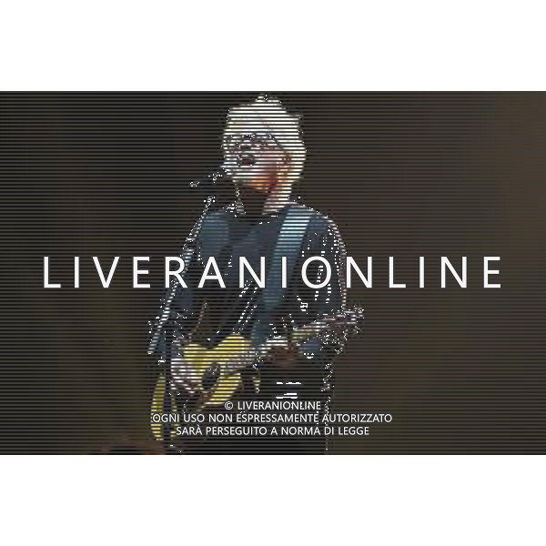 The Italian singer songwriter Niccolo’ Fabi sings on a stage for “Arena di Verona 02/10” an special event for celebrate his 25 years of activity. Arena di Verona in Verona, Italy, on 2 October 2022 ©Roberto Tommasini / Ag. Aldo Liverani Sas