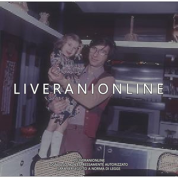 RETROSPETTIVA NICOLA DI BARI CANTANTE NELLA FOTO NICOLA DI BARI CON LA MOGLIE AGNESE SCOMMEGNA E I FIGLI ANNI 70 AG ALDO LIVERANI SAS