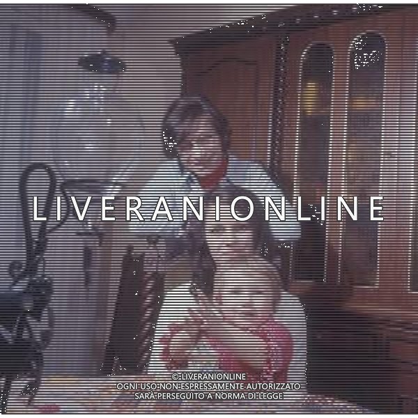 RETROSPETTIVA NICOLA DI BARI CANTANTE NELLA FOTO NICOLA DI BARI CON LA MOGLIE AGNESE SCOMMEGNA E I FIGLI ANNI 70 AG ALDO LIVERANI SAS