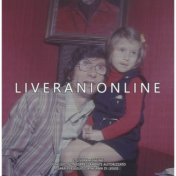 RETROSPETTIVA NICOLA DI BARI CANTANTE NELLA FOTO NICOLA DI BARI CON LA MOGLIE AGNESE SCOMMEGNA E I FIGLI ANNI 70 AG ALDO LIVERANI SAS