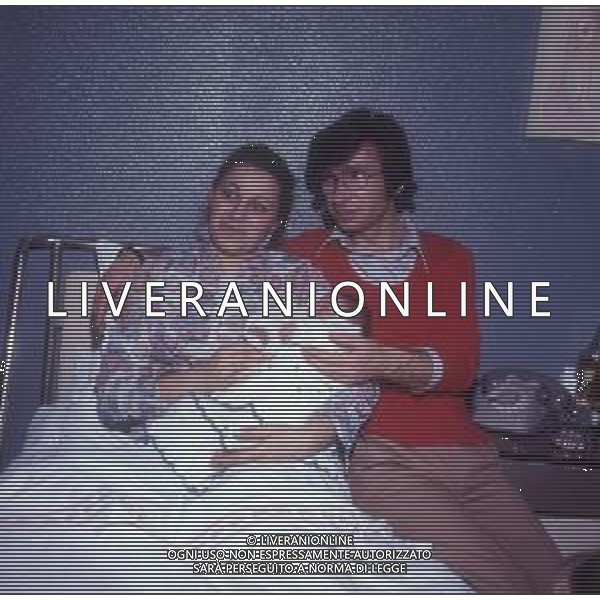 RETROSPETTIVA NICOLA DI BARI CANTANTE NELLA FOTO NICOLA DI BARI CON LA MOGLIE AGNESE SCOMMEGNA E I FIGLI ANNI 70 AG ALDO LIVERANI SAS