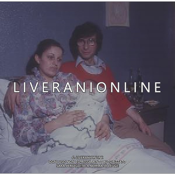RETROSPETTIVA NICOLA DI BARI CANTANTE NELLA FOTO NICOLA DI BARI CON LA MOGLIE AGNESE SCOMMEGNA E I FIGLI ANNI 70 AG ALDO LIVERANI SAS