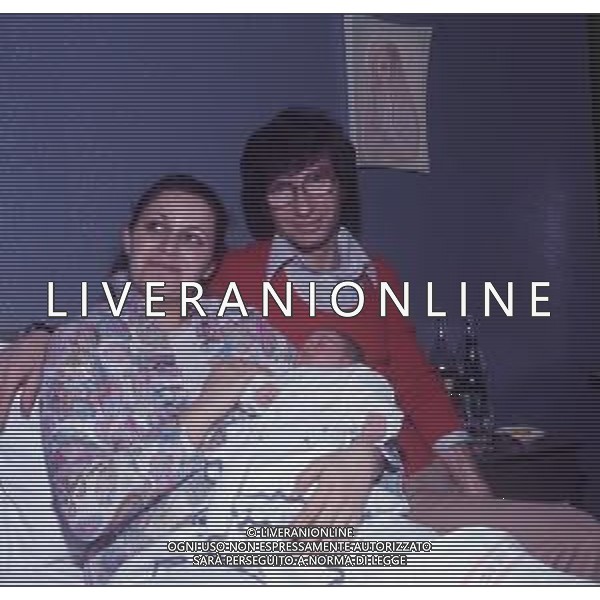 RETROSPETTIVA NICOLA DI BARI CANTANTE NELLA FOTO NICOLA DI BARI CON LA MOGLIE AGNESE SCOMMEGNA E I FIGLI ANNI 70 AG ALDO LIVERANI SAS