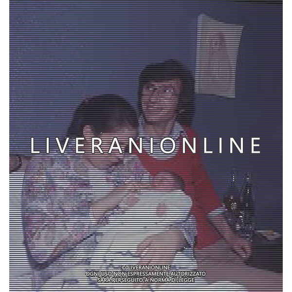 RETROSPETTIVA NICOLA DI BARI CANTANTE NELLA FOTO NICOLA DI BARI CON LA MOGLIE AGNESE SCOMMEGNA E I FIGLI ANNI 70 AG ALDO LIVERANI SAS