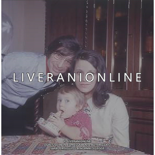 RETROSPETTIVA NICOLA DI BARI CANTANTE NELLA FOTO NICOLA DI BARI CON LA MOGLIE AGNESE SCOMMEGNA E I FIGLI ANNI 70 AG ALDO LIVERANI SAS