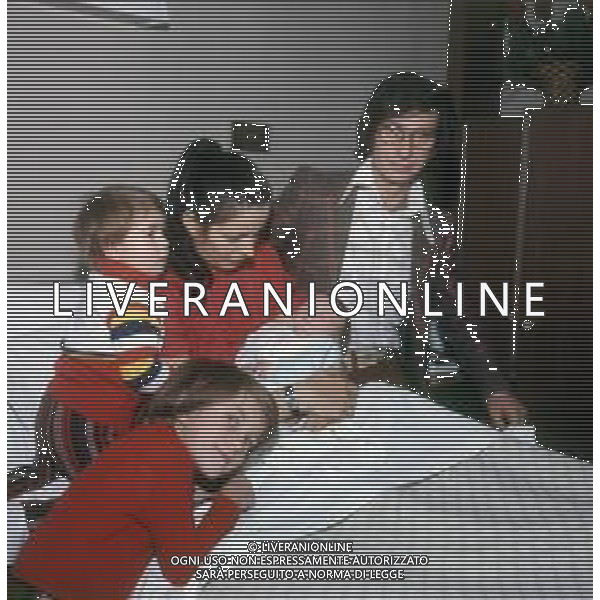 RETROSPETTIVA NICOLA DI BARI CANTANTE NELLA FOTO NICOLA DI BARI CON LA MOGLIE AGNESE SCOMMEGNA E I FIGLI ANNI 70 AG ALDO LIVERANI SAS