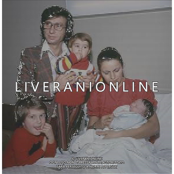 RETROSPETTIVA NICOLA DI BARI CANTANTE NELLA FOTO NICOLA DI BARI CON LA MOGLIE AGNESE SCOMMEGNA E I FIGLI ANNI 70 AG ALDO LIVERANI SAS