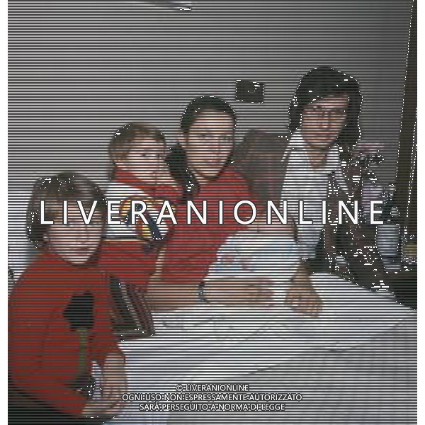 RETROSPETTIVA NICOLA DI BARI CANTANTE NELLA FOTO NICOLA DI BARI CON LA MOGLIE AGNESE SCOMMEGNA E I FIGLI ANNI 70 AG ALDO LIVERANI SAS