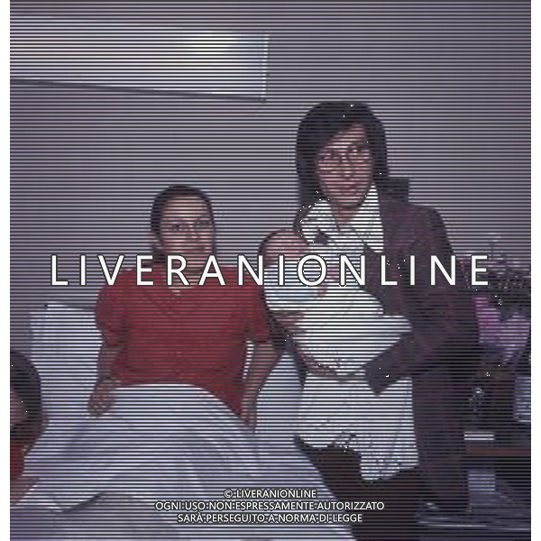 RETROSPETTIVA NICOLA DI BARI CANTANTE NELLA FOTO NICOLA DI BARI CON LA MOGLIE AGNESE SCOMMEGNA E I FIGLI ANNI 70 AG ALDO LIVERANI SAS
