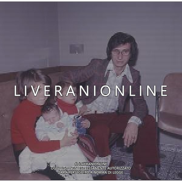 RETROSPETTIVA NICOLA DI BARI CANTANTE NELLA FOTO NICOLA DI BARI CON LA MOGLIE AGNESE SCOMMEGNA E I FIGLI ANNI 70 AG ALDO LIVERANI SAS