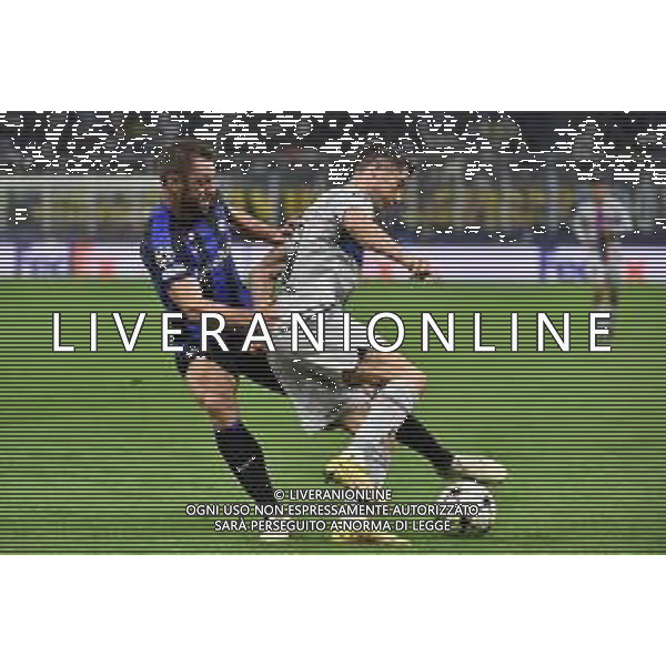 Stefan de Vrij (Inter) e Robert Lewandowski (Barcellona) Inter vs Barcellona Milano 04-10-2022 Stadio Giuseppe Meazza - San Siro UEFA Champions League fase a gironi gruppo C - 3a giornata foto Roberto Garavaglia/ag. Aldo Liverani sas /AGENZIA ALDO LIVERANI SAS