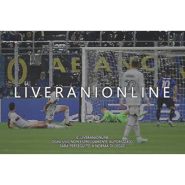 il tiro di Hakan Calhanoglu (Inter) termina in rete per il gol dell\'1 a 0 Inter vs Barcellona Milano 04-10-2022 Stadio Giuseppe Meazza - San Siro UEFA Champions League fase a gironi gruppo C - 3a giornata foto Roberto Garavaglia/ag. Aldo Liverani sas /AGENZIA ALDO LIVERANI SAS