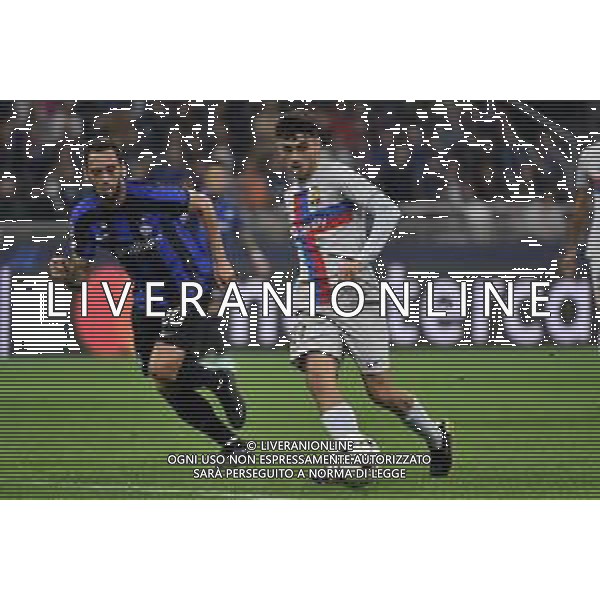 Pedro Gonzalez Lopez Pedri (Barcellona) e Hakan Calhanoglu Inter vs Barcellona Milano 04-10-2022 Stadio Giuseppe Meazza - San Siro UEFA Champions League fase a gironi gruppo C - 3a giornata foto Roberto Garavaglia/ag. Aldo Liverani sas /AGENZIA ALDO LIVERANI SAS