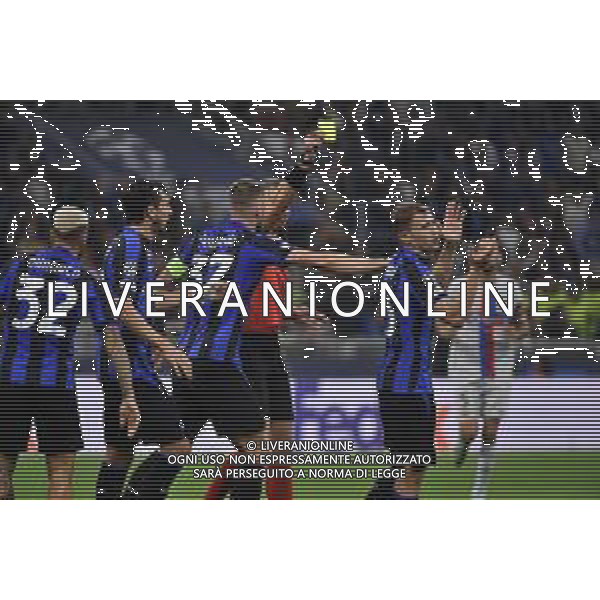 l\'arbitro Slavko Vincic (SLO) con il cartellino giallo per l\'ammonizione Nicolo\' Barella (Inter) Inter vs Barcellona Milano 04-10-2022 Stadio Giuseppe Meazza - San Siro UEFA Champions League fase a gironi gruppo C - 3a giornata foto Roberto Garavaglia/ag. Aldo Liverani sas /AGENZIA ALDO LIVERANI SAS