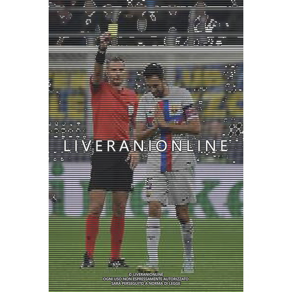 l\'arbitro Slavko Vincic (SLO) con il,cartellino giallo per l\'ammonizione di Sergio Busquets (Barcellona) Inter vs Barcellona Milano 04-10-2022 Stadio Giuseppe Meazza - San Siro UEFA Champions League fase a gironi gruppo C - 3a giornata foto Roberto Garavaglia/ag. Aldo Liverani sas /AGENZIA ALDO LIVERANI SAS