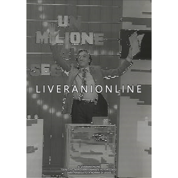RETROSPETTIVA PIPPO BAUDO PRESENTATORE TELEVISIVO NELLA FOTO PIPPO BAUDO NELLA TRASMISSIONE TELEVISIVA “UN MILIONE AL SECONDO“ ANNO 1983-1984 AG ALDO LIVERANI SAS