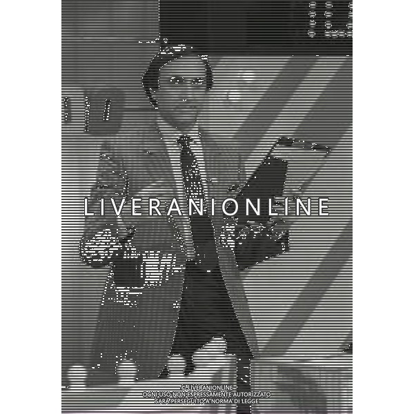 RETROSPETTIVA PIPPO BAUDO PRESENTATORE TELEVISIVO NELLA FOTO PIPPO BAUDO NELLA TRASMISSIONE TELEVISIVA “UN MILIONE AL SECONDO“ ANNO 1983-1984 AG ALDO LIVERANI SAS