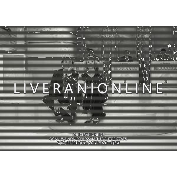 RETROSPETTIVA PIPPO BAUDO PRESENTATORE TELEVISIVO NELLA FOTO PIPPO BAUDO NELL\'ANNO 1985 CON LORETTA GOGGI NELLA TRASMISSIONE TELEVISIVA “QUIZ“ AG ALDO LIVERANI SAS