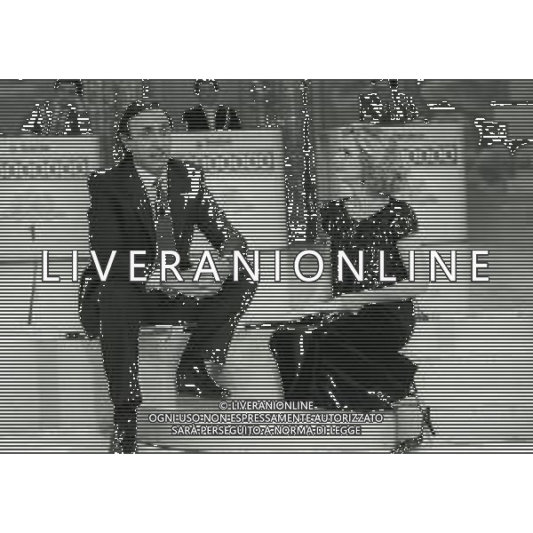 RETROSPETTIVA PIPPO BAUDO PRESENTATORE TELEVISIVO NELLA FOTO PIPPO BAUDO NELL\'ANNO 1985 CON LORETTA GOGGI NELLA TRASMISSIONE TELEVISIVA “QUIZ“ AG ALDO LIVERANI SAS