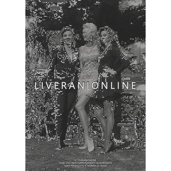 RETROSPETTIVA PIPPO BAUDO PRESENTATORE TELEVISIVO NELLA FOTO LA PRESENTAZIONE DELLE VALLETTE DELLE SERATE DEL FESTIVAL DI SANREMO MILLY CARLUCCI-BRIGITTE NILSEN E ALBA PARIETTI NELL\'ANNO 1992 AG ALDO LIVERANI SAS 