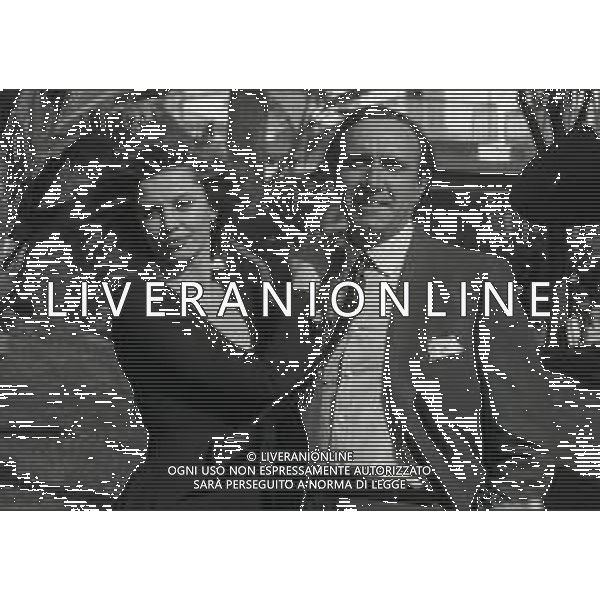 RETROSPETTIVA PIPPO BAUDO PRESENTATORE TELEVISIVO NELLA FOTO PIPPO BAUDO ALLA PRESENTAZIONE DELLE VALLETTE DELLE SERATE DEL FESTIVAL DI SANREMO CON ALBA PARIETTI NELL\'ANNO 1992 AG ALDO LIVERANI SAS   