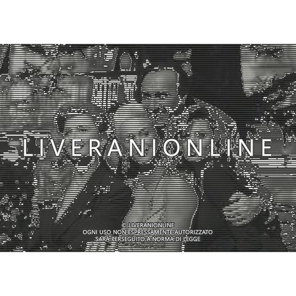 RETROSPETTIVA PIPPO BAUDO PRESENTATORE TELEVISIVO NELLA FOTO PIPPO BAUDO ALLA PRESENTAZIONE DELLE VALLETTE DELLE SERATE DEL FESTIVAL DI SANREMO MILLY CARLUCCI-BRIGITTE NILSEN E ALBA PARIETTI NELL\'ANNO 1992 AG ALDO LIVERANI SAS  